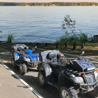 Стоянка квадроциклов у водоема